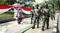 Personel TNI bersenjata lengkap melakukan patrol di luar pagar Istana Bogor, Rabu (1/3). Jelang kedatangan Presiden Joko Widodo dan Raja Arab Saudi, Salman bin Abdulaziz pengamanan Kota Bogor diperketat. (Liputan6.com/Helmi Fithriansyah)