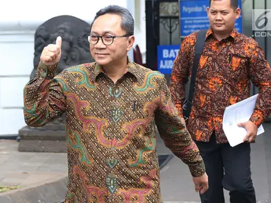 Ketua MPR yang juga Ketum PAN Zulkifli Hasan melambaikan tangan seusai menemui Presiden Joko Widodo (Jokowi) di Istana Merdeka, Jakarta, Selasa (18/7). Jokowi dan Zulkifli melakukan pertemuan tertutup membicarakan berbagai isu. (Liputan6.com/Angga Yuniar)