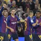 Selebrasi pemain muda Bracelona, Carles Alena usai mencetak gol ke gawang Villareal pada laga lanjutan La Liga Spanyol yang berlangsung di stadion, Camp Nou, Spanyol, Senin (3/12). Barcelona menang 2-0 atas Villareal. (AFP/Lluis Gene)