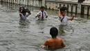 Memasuki hari keempat fenomena banjir pesisir atau rob, atau hingga pukul 10.00 WIB, Senin (16/12/2024), Badan Penanggulangan Bencana Daerah (BPBD) Jakarta melaporkan, ada total sembilan rukun tetangga (RT) dan satu ruas jalan yang tergenang air. (merdeka.com/Arie Basuki)
