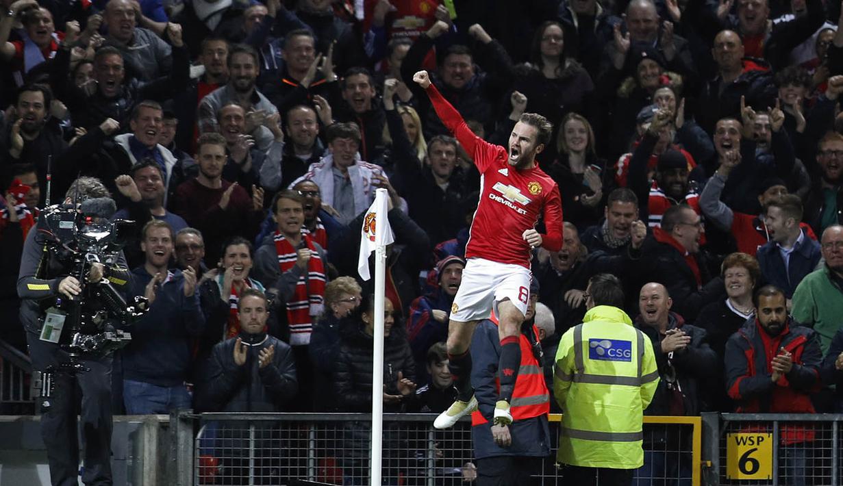 Gelandang Manchester United, Juan Mata, merayakan gol yang dicetaknya ke gawang Manchester City pada laga Piala Liga di Stadion Old Trafford, Inggris, Rabu (26/10/2016). MU menang 1-0 atas City. (Reuters/Darren Staples)