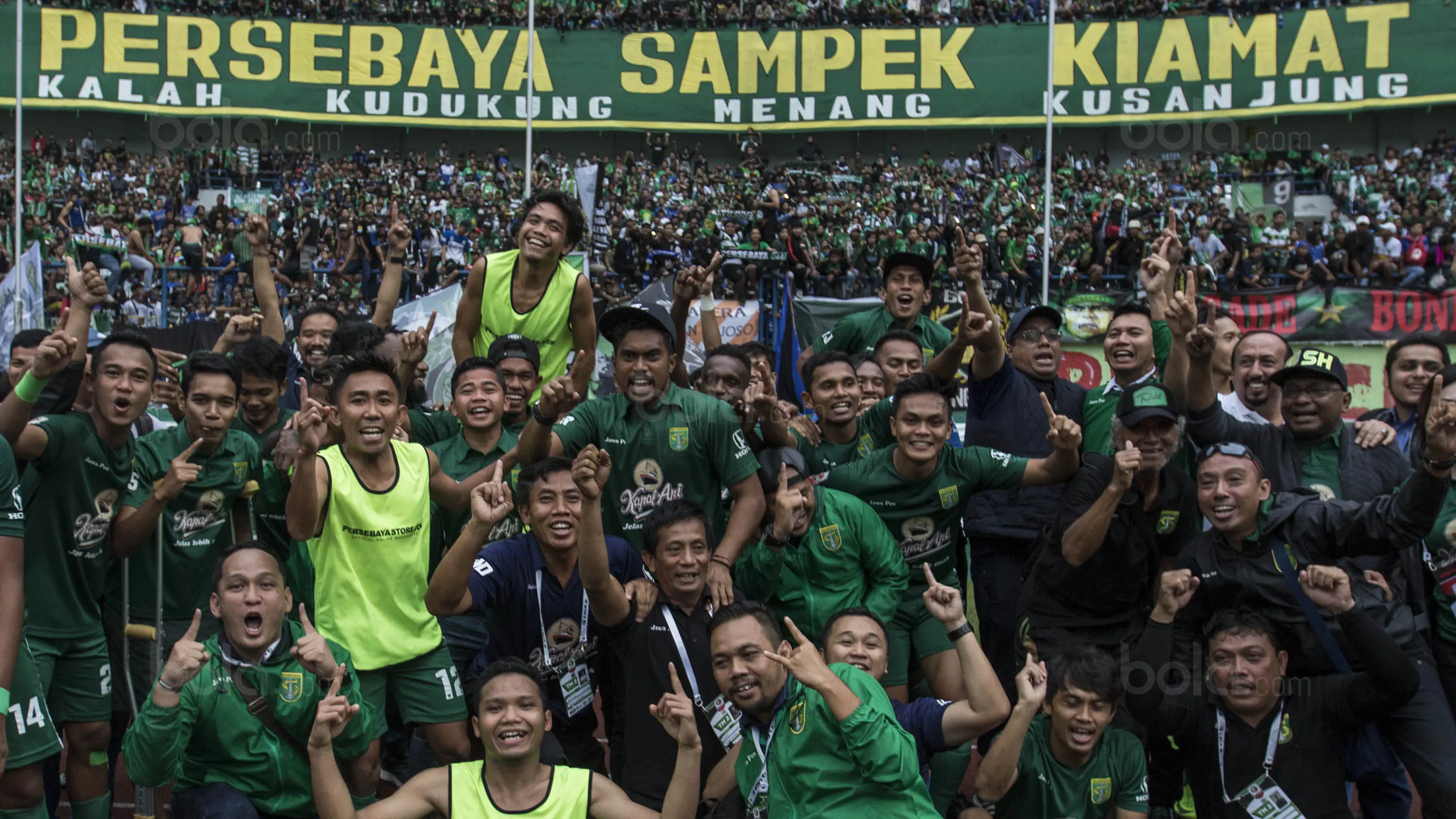 Para pemain dan official Persebaya merayakan keberhasilan lolos ke Liga 1 usai mengalahkan Martapura FC pada laga semifinal Liga 2 2017 di Stadion GBLA, Bandung, Sabtu (25/11/2017). Persebaya menang 3-1 atas Martapura FC. (Bola.com/Vitalis Yogi Trisna)