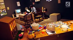 Karya dalam pameran seni rupa Resipro(vo)kasi bertajuk "Praktik Seni Rupa Terlibat di Indonesia Pascareformasi" di Galeri Nasional Indonesia, Sabtu (7/10). Pameran yang menampilkan 10 karya ini dihelat hingga 19 Oktober 2017. (Liputan6.com/Helmi Afandi)
