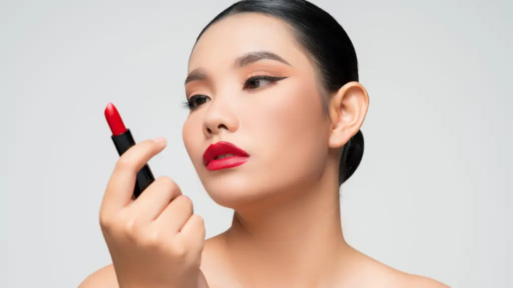 Cara sederhana membuat makeup bibir terlihat natural sekaligus tahan lama agar tetap segar seharian. (Foto: jcomp/Freepik)