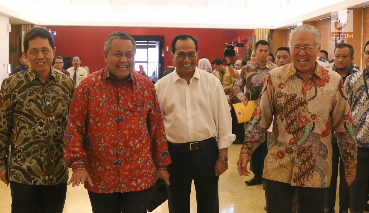 Gubernur Bank Indonesia Perry Warjio, Menhub Budi Karya Sumadi dan Menteri Perdagangan Enggartiasto Lukita berjalan saat akan mengikuti Rakor di Gedung BI, Jakarta, Rabu (4/9/2019). Rakor Pemerintah, Pemerintah Daerah, dan BI membahas Pengembangan Industri Manufaktur. (Liputan6.com/Angga Yuniar)
