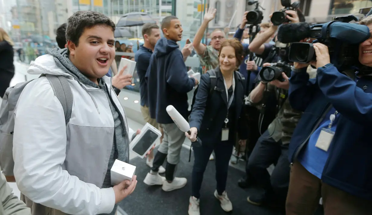 Ekspresi Marcus Barsoum saat mendapatkan iPhone 7 di hari pertama penjualan iPhone7 di Sydney, Jumat (16/9). Pembeli iPhone7 hari ini menjadi bagian dari pembeli pertama di seluruh dunia. (REUTERS / Jason Reed)