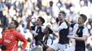 Para pemain Juventus merayakan kemenangan atas Fiorentina pada laga Serie A di Stadion Allianz, Minggu (2/2/2020). Juventus menang 3-0 atas Fiorentina. (AP/Fabio Ferrari)