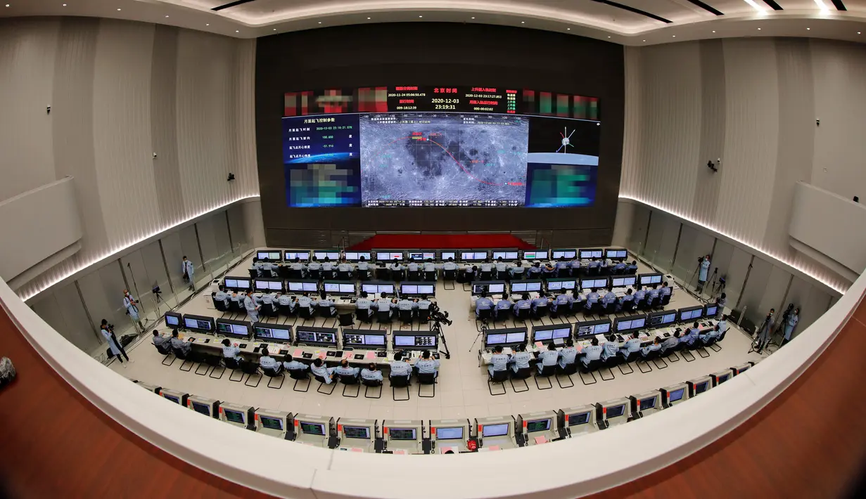Foto yang diabadikan pada 3 Desember 2020 ini menunjukkan ruang komando di Pusat Kendali Antariksa Beijing (Beijing Aerospace Control Center/BACC). Chang'e-5 yang membawa sampel Bulan pertama China lepas landas dari Bulan pada (3/12). (Xinhua/CNSA)
