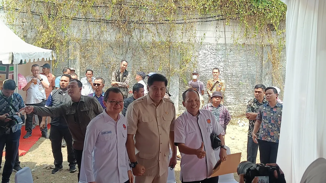Menteri Perumahan dan Kawasan Permukiman (PKP) Maruarar Sirait meletakkan batu pertama dalam Pembangunan Rumah Gratis bagi Masyarakat di Desa Sukawali, Kabupaten Tangerang, Banten, Jumat (1/10/2024).