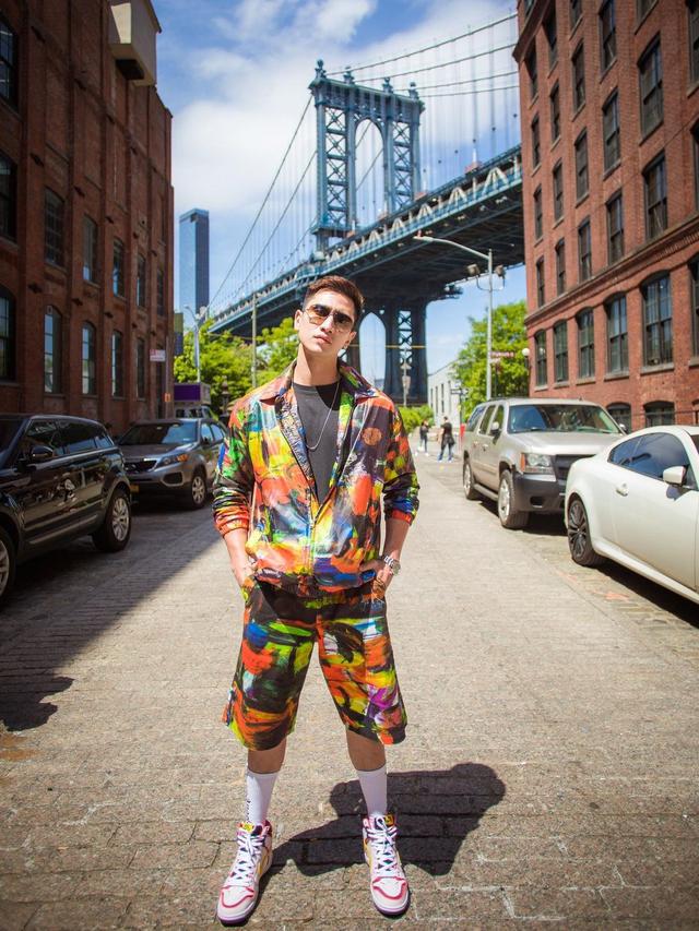 6 Gaya OOTD Verrell Bramasta saat Liburan ke New York, Curi Perhatian