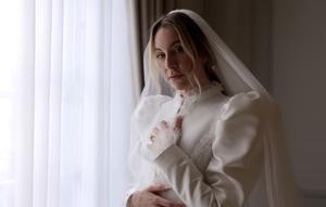 Member of the pop-rock trio HAIM, Este Haim, has officially married technology entrepreneur Jonathan Levin on New Year's Eve 2025. Here are the details of Este Haim's luxurious wedding which was attended by top celebrities!