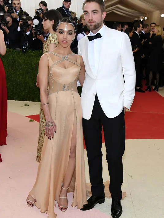 Saat Met Gala 2016, Kristen Stewart berpapasan dengan mantan kekasih Robert Pattinson. Rupanya, Robert tak datang sendirian tentunya ia bersama FKA Twigs. (AFP/Bintang.com)