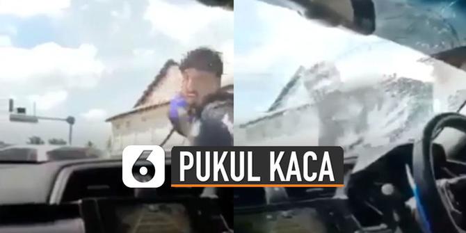 VIDEO: Pemotor Pukul Kaca Pengendara Mobil Hingga Retak