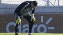 Kiper Argentina Sergio Romero memegang lututnya selama sesi latihan di Ezeiza, Buenos Aires, (22/5). Romero mengalami cedera lutut kanan selama sesi pelatihan dan akan absen di Piala Dunia FIFA 2018 di Rusia. (AFP Photo/Juan Mabromata)