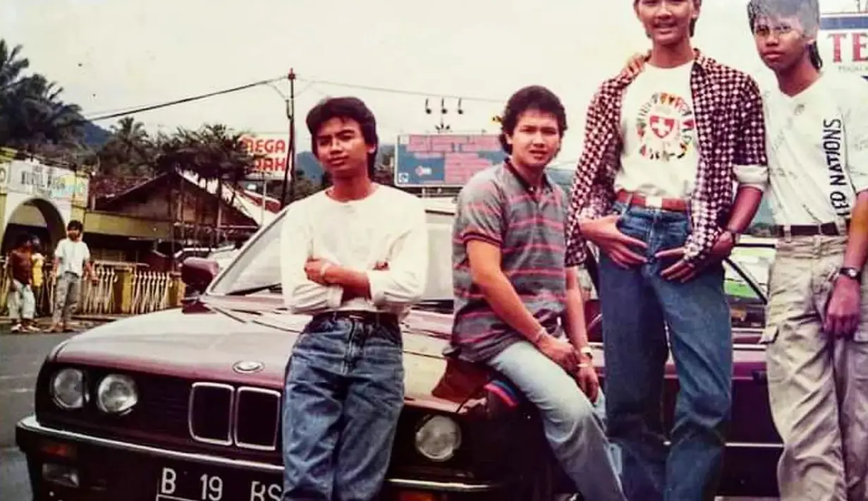 Kawula muda berpose bersama mobil gaulnya. Ada yang ingat si "B19 BS"? (Source: Instagram/@groupotomotif1990)