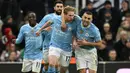 Pemain Manchester City, Kevin De Bruyne (kedua kanan) melakukan selebrasi bersama rekan-rekannya setelah mencetak gol penyeimbang 2-2 ke gawang Newcastle United pada laga lanjutan Liga Inggris 2023/2024 di St James' Park, Newcastle, Inggris, Minggu (14/01/2024) dini hari WIB. (AFP/Oli Scarff)