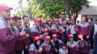 Tim karate bakal menjadi andalan Sulawesi Selatan di ajang PON Jabar 2016. Mereka resmi dilepas oleh Gubernur Sulsel, Syahrul Yasin Limpo di rumah dinas, di Makassar, Jumat (9/9/2016). (Bola.com/Abdi Satria)