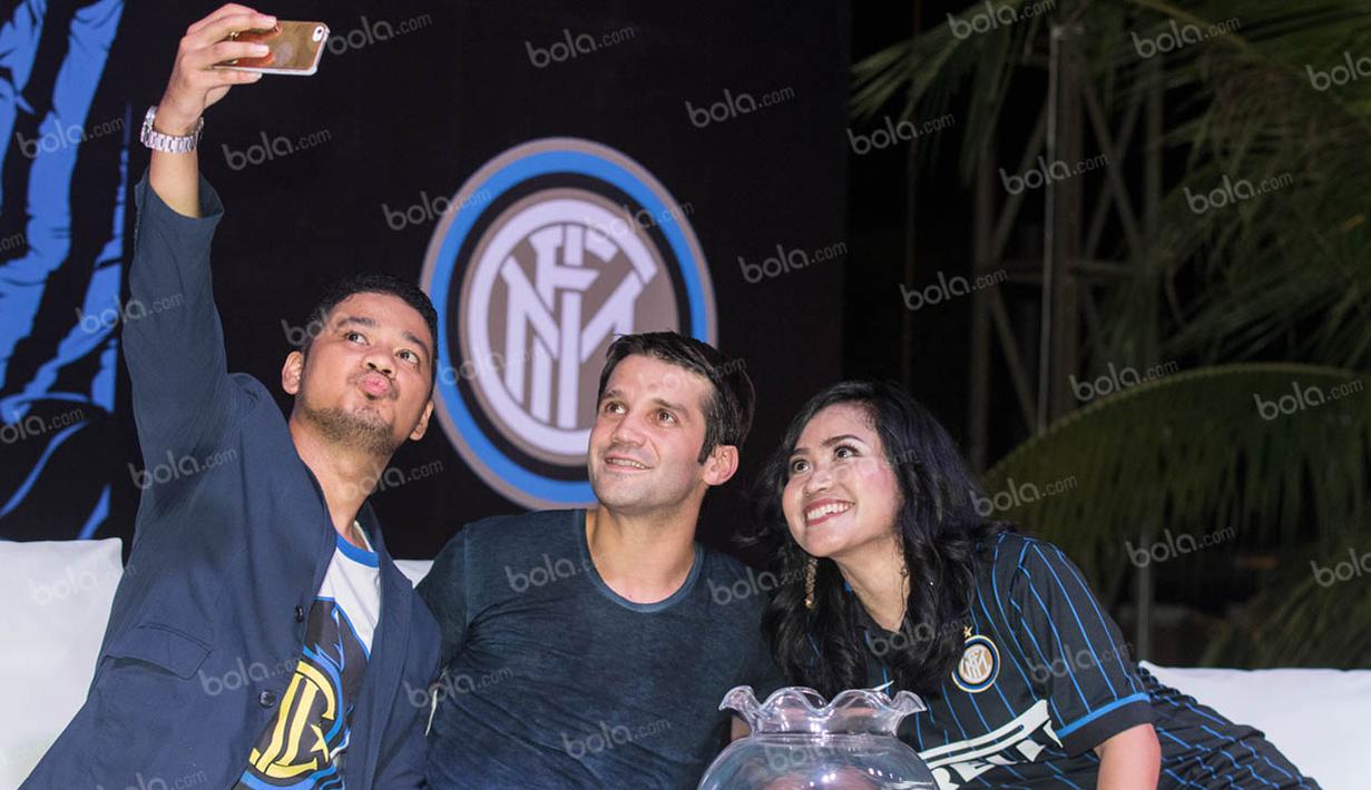Mantan bintang AS Roma, Cristian Chivu asyik selfie bersama anggota Inter Club Indonesia. Tanpa canggung dirinya langsung melempar senyum saat akan foto bareng. (Bola.com/Vitalis Yogi Trisna)