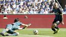 Striker Inter Milan, Mauro Icardi, berebut bola dengan kiper Genoa, Mattia Perin, pada laga Serie A di Stadion Giuseppe Meazza, Minggu (24/9/2017). Inter Milan menang 1-0 atas Genoa. (AP/Luca Bruno)