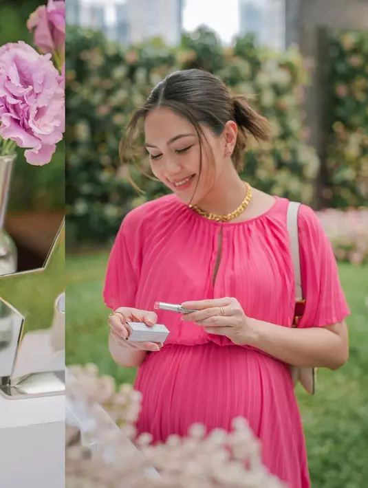 Tengah hamil besar, Jessica Mila tidak absen dari acara kecantikan. Namun kali ini terlihat sedikit berantakan dengan messy hair dan makeup minimalis bernuansa pinkish [@jscmila]