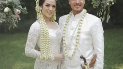 Raisa dan Hamish Daud tersenyum saat berpose usai melangsungkan akad nikah. (Facebook/Bridestory Indonesia)