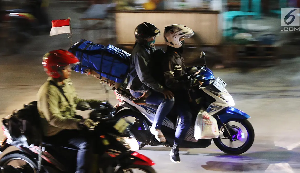 Pemudik bersepeda motor melintasi ruas Jalan Raya Kalimalang, Bekasi, Jawa Barat, Kamis (22/6). Situasi malam hari masih menjadi pilihan para pemudik yang menggunakan sepeda motor ke kampung halamannya. (Liputan6.com/Angga Yuniar)