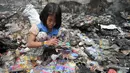 Seorang anak mengais mainan sisa kebakaran di Tambora, Jakarta, Senin (28/9/2015). Sejumlah warga Tambora memilih bertahan dan menolak direlokasi karena sudah puluhan tahun menetap di lokasi tersebut. (Liputan6.com/Gempur M Surya) 