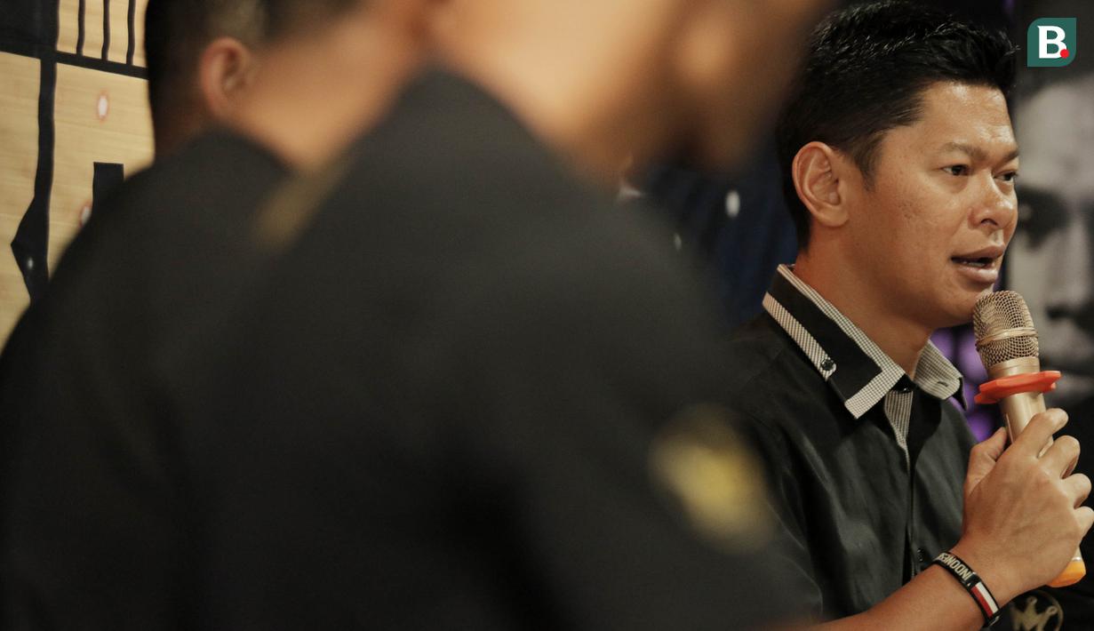 Promotor Mahkota Promotion, Raja Sapta Oktohari, memberikan keterangan saat jumpa pers di O2 Club, Jakarta, Jumat (23/2/2018). Mahkota Promotion akan menggelar Mahkota Boxing Series untuk mencari petinju professional. (Bola.com/M Iqbal Ichsan)