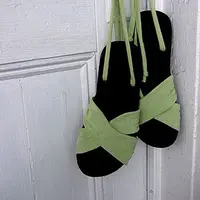 Mumpung weekend, yuk coba membuat sandal ini. Mudah banget, lho!