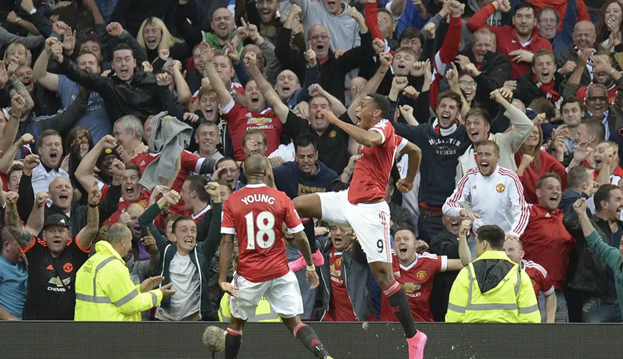 7. Dianggap pembelian panik, Anthony Martial sukses membuktikan diri saat debut. Striker asal Prancis itu masuk dibabak kedua menggantikan Ashley Young, tak lama kemudian dirinya sukses membobol gawang Liverpool. (AFP/Oli Scarff)