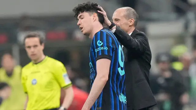 Pelatih AC Milan Massimiliano Allegri (kanan) menyentuh kepala pemain Inter Milan Alessandro Bastoni