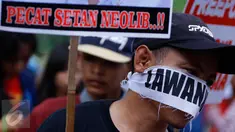 Sejumlah demonstran dari berbagai elemen mahasiswa berunjuk rasa di depan Gedung Wakil Presiden, Jakarta, Senin (18/01/2016). Mereka mendesak pemerintah untuk tidak melanjutkan kontrak karya dengan PT Freeport. (Liputan6.com/Gempur M Surya)