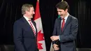 PM Kanada Justin Trudeau dan PM Irlandia, Enda Kenny berbincang sebelum menggelar pertemuan di Montreal, Kamis (4/5). Dalam pertemuan itu Trudeau membuat heboh lantaran kaus kaki Star Wars yang dikenakannya. (Paul Chiasson/The Canadian Press via AP)