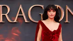 Olivia Cooke berpose di karpet merah saat tiba untuk menghadiri pemutaran perdana serial drama asli HBO "House of the Dragon" di Leicester Square Gardens, di London (15/8/2022). Perempuan berusia 28 tahun memainkan peran kunci Alicent Hightower pada film tersebut. (AFP/Hollie Adams)