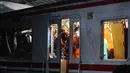 Tim pencari dan penyelamat mencari korban kecelakaan Kereta Api Jarak Jauh (KAJJ) dengan Kereta rel Listrik (KRL) Commuter Line di Stasiun Bekasi Timur, Jawa Barat, Selasa 28 April 2026 dini hari. (AP Photo/Achmad Ibrahim)