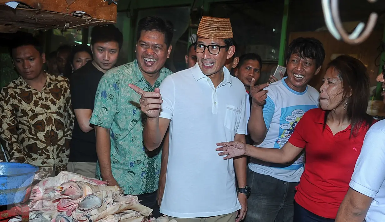 Wakil Gubernur terpilih DKI Jakarta Sandiaga Uno menyambangi Pasar Jatinegara, Jakarta Timur, Jumat (12/5). Selain menemui pedagang, Sandiaga Uno juga melaksanakan salat Jumat di Masjid Pasar Jatinegara. (Liputan6.com/Yoppy Renato)