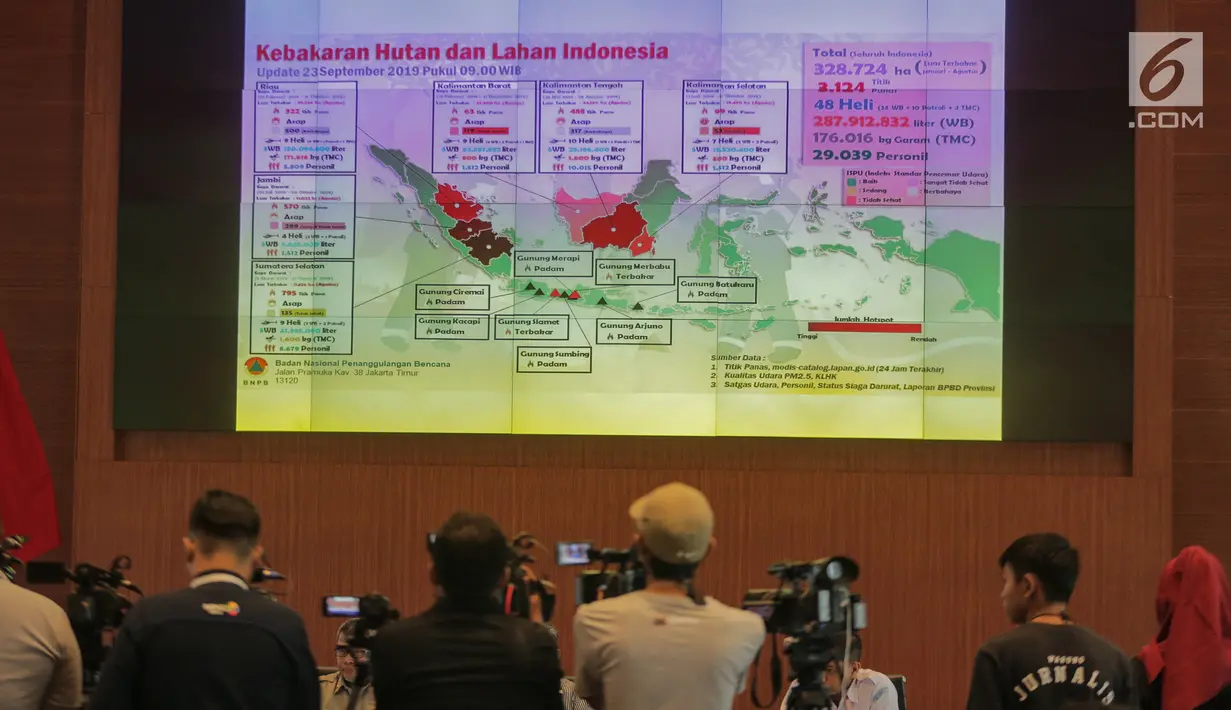 Tampilan gambar dari BNPB menunjukkan data kebakaran hutan dan lahan (karhutla) Sumatra dan Kalimantan, Gedung BNPB, Jakarta, Senin (23/9/2019). BNPB meminta bantuan doa dari DMI agar hujan turun di daerah karhutla. (Liputan6.com/Faizal Fanani)