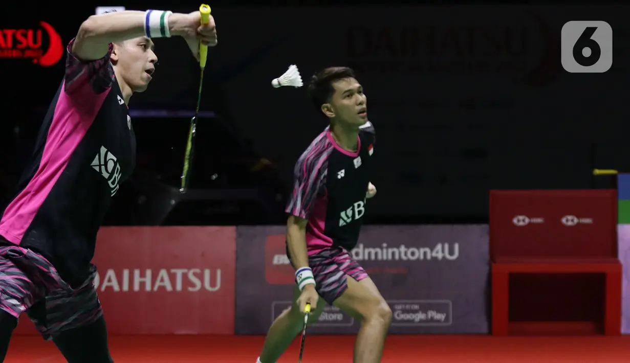 Pebulu tangkis ganda putra Indonesia, Fajar Alfian/Muhammad Rian Ardianto saat bertanding melawan He Ji Ting/ Zhou Hao Dong (China) pada Semifinal Indonesia Masters 2022 di Istora Senayan, Jakarta, Sabtu (11/6/2022). Fajar/Rian unggul dan melaju ke final Indonesia Masters 2022. (Liputan6.com/Helmi Fithriansyah)