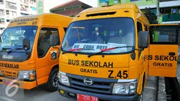 Dua Unit bus gratis saat menunggu anak sekolah warga penghuni Rusun Muara Kapuk, Jakarta, Jumat (22/4/2016). Sebanyak 2 unit bus gratis disiapkan untuk anak sekolah di Rusun Muara Kapuk. (Liputan6.com/Yoppy Renato)