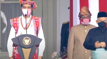 - Presiden Joko Widodo atau Jokowi mengenakan baju adat Timor Tengah Selatan dari Nusa Tenggara Timur (NTT)