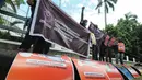 Aliansi Jurnalis Independen (AJI) menggelar aksi demo di depan Kejaksaan Agung, Jakarta, Rabu (1/12/2021). Mereka mendesak Jaksa menuntut maksimal Terdakwa pelaku penganiayaan Jurnalis Tempo Nurhadi di Surabaya yang terjadi pada 27 Maret 2021 lalu. (merdeka.com/Arie Basuki)