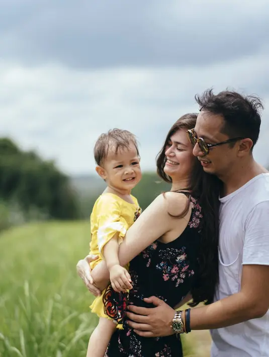 Ringgo yang suka anak bermain dengan anak kecil itu melihat putranya tak bisa lepas dari sang ibu. Hal itu yang makin menguatkannya untuk kembali memiliki anak. (Instagram/sabaidieter)