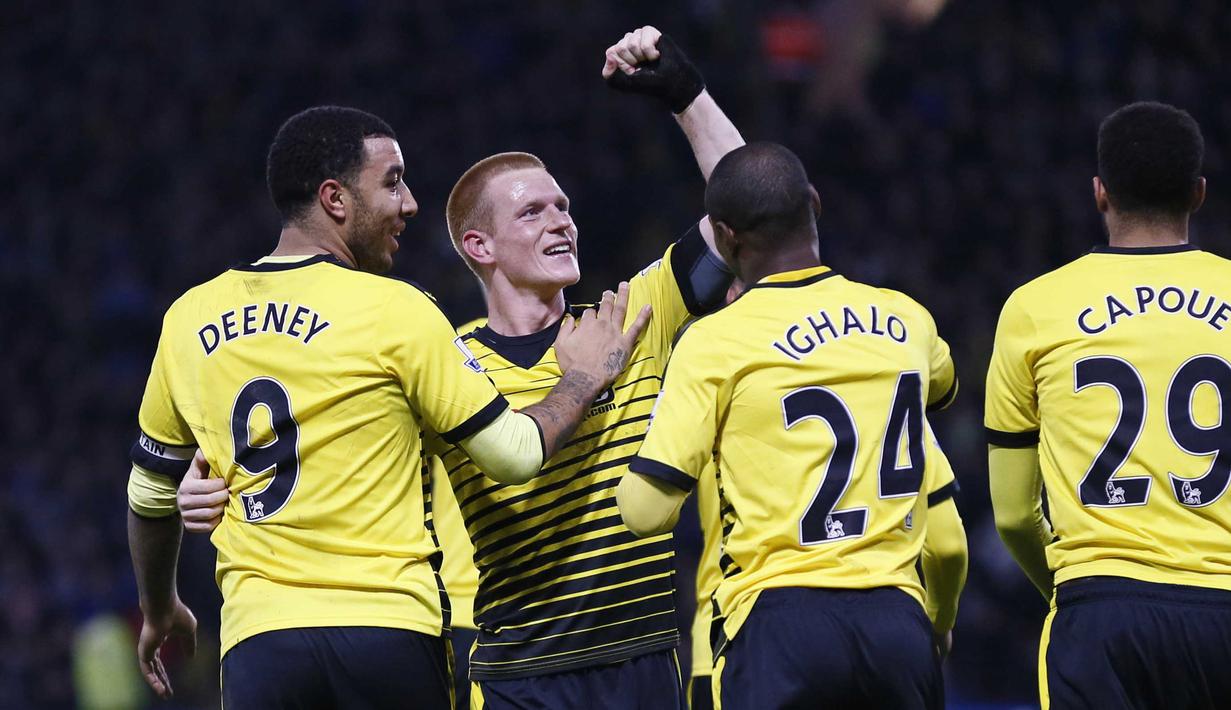 Para pemain Watford merayakan gol bunuh diri yang dicetak Aleksandar Kolarov ke gawang Manchester City pada lanjutan Liga Premier Inggris di Stadion Vicarage Road, Inggris, Minggu (3/1/2016) dini hari WIB. (Reuters/Stefan Wermuth)
