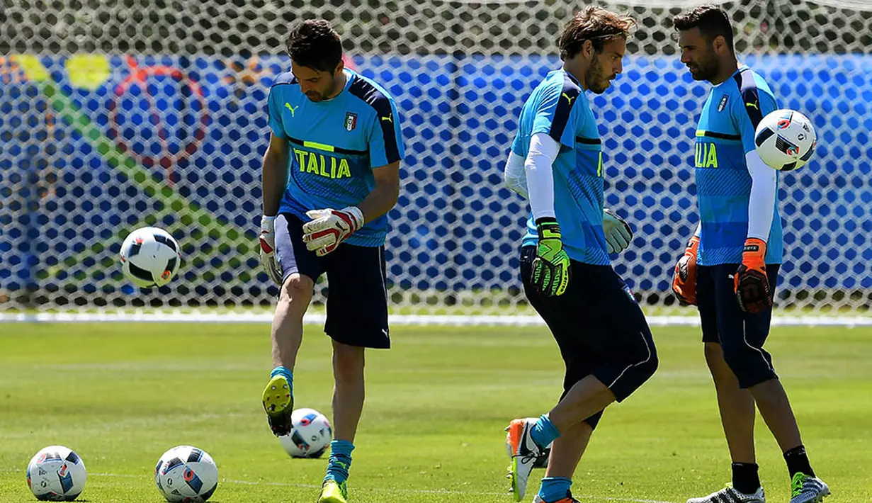 Kiper Italia, Gianluigi Buffon, dan rekan-rekannya berlatih ringan jelang Piala Eropa 2016 di Montpellier, Prancis, Kamis (9/6/2016). (AFP/Vicenzo Pinto)