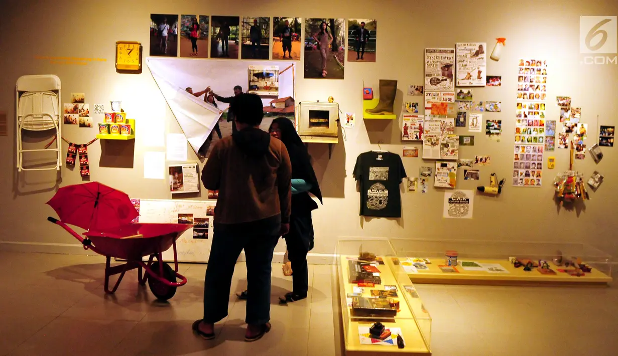 Pengunjung menikmati pameran seni rupa Resipro(vo)kasi bertajuk "Praktik Seni Rupa Terlibat di Indonesia Pascareformasi" di Galeri Nasional Indonesia, Sabtu (7/10). Pameran ini diikuti oleh 10 perupa individual dan kolektif. (Liputan6.com/Helmi Afandi)