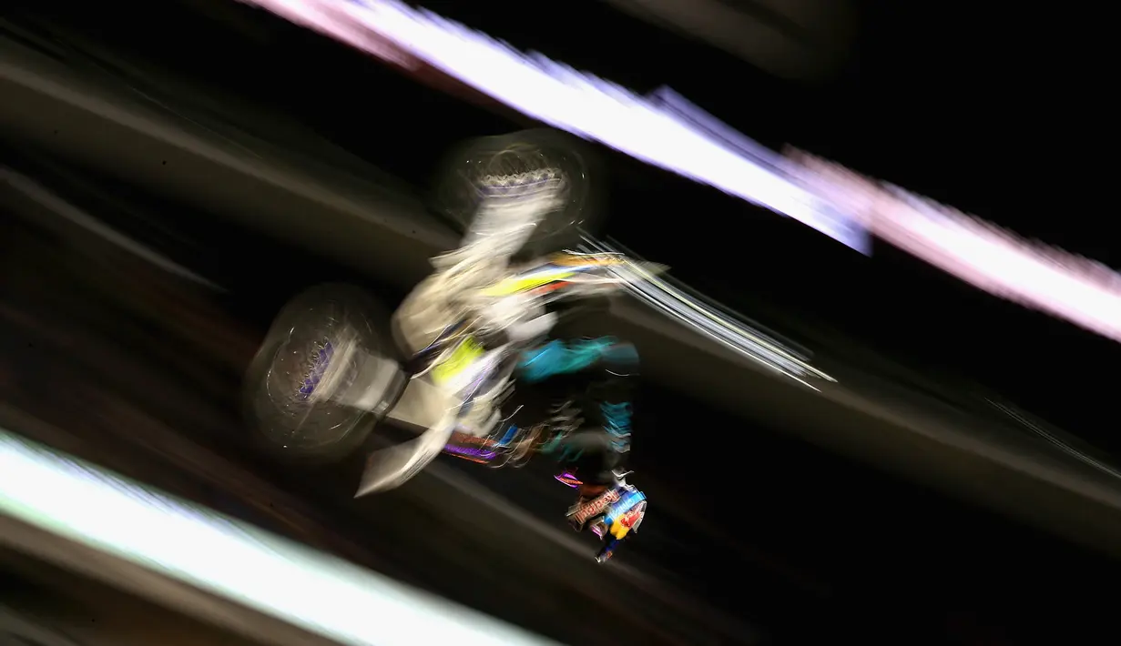 Penampilan Luc Ackermann asal Jerman dalam final Moto X Freestyle di ESPN X-Games, Stadion Bank AS, Minneapolis, Minnesota, Amerika Serikat, Jumat (20/7). (Sean M. Haffey/Getty Images/AFP)