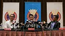 Pebulutangkis Malaysia, Lee Chong Wei (tengah) mengumumkan pensiun melalui konferensi pers di Putrajaya, Kamis (13/6/2019). Setelah berkarier selama 19 tahun di dunia bulu tangkis, Lee Chong Wei akhirnya memutuskan untuk menggantung raket alias pensiun. (Mohd RASFAN / AFP)