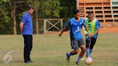 Pieter Huistra (kiri) memerhatikan pergerakan Yongki Aribowo dan Tommy Rifka saat latihan di Lapangan ISCI, Ciputat, Kamis (5/11/2015). Pieter Huistra resmi menangani PBR menghadapi turnamen Piala Jenderal Sudirman. (Liputan6.com/Helmi Fithriansyah)