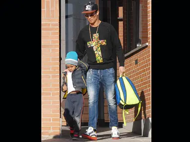 Penyerang Real Madrid Cristiano Ronaldo saat menjemput anaknya pulang sekolah di Madrid, Selasa (27/1/2015). (Dailymail)