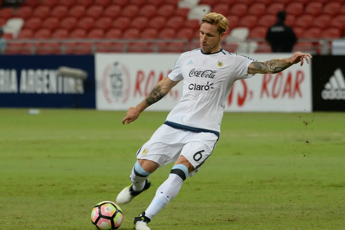 Gelandang asal Argentina, Lucas Biglia, tinggalkan Lazio untuk membela AC Milan. (AFP/Roslan Rahman)